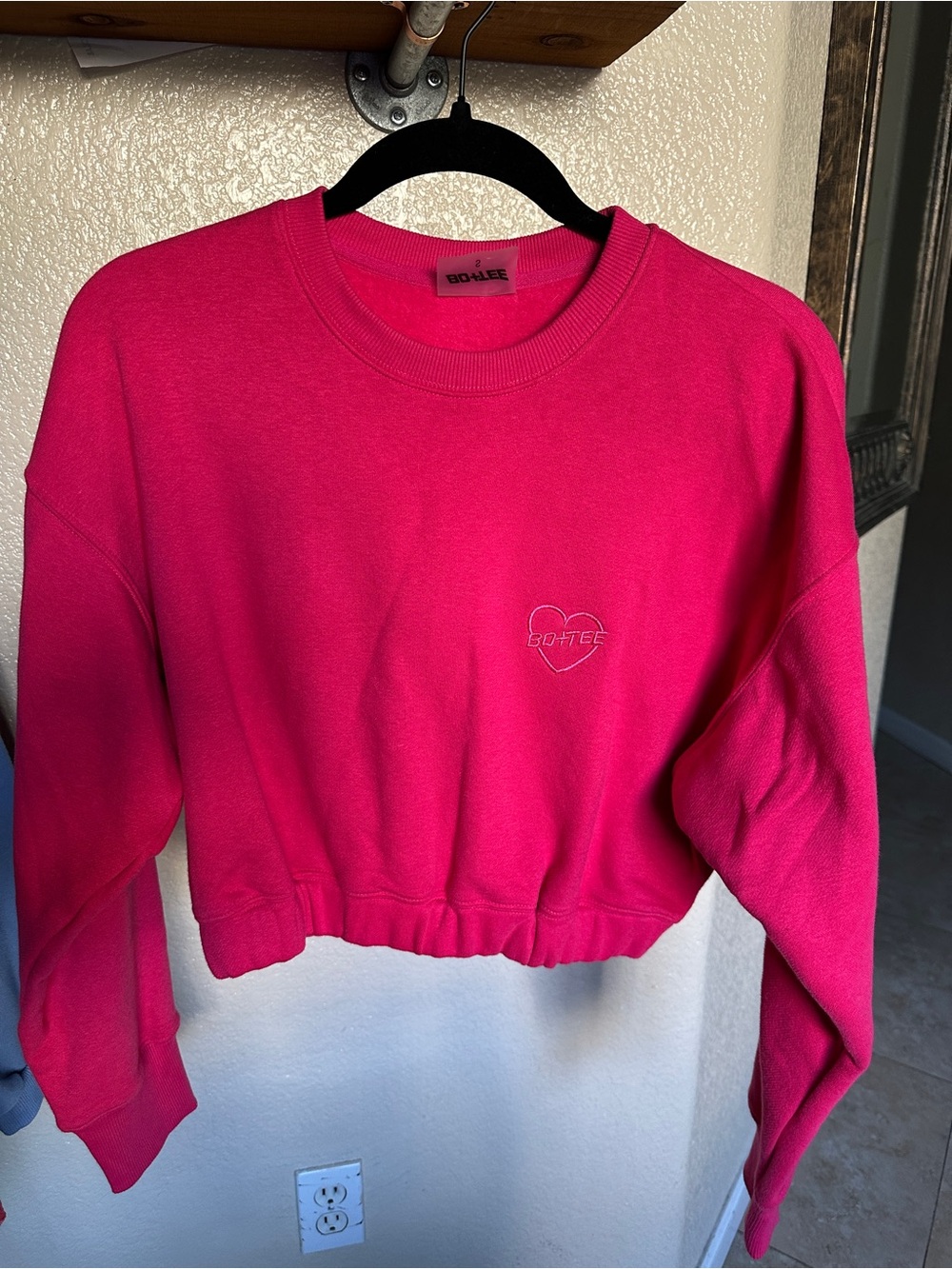 BO+TEE Women's Pink Cropped Crewneck Sweatshirt